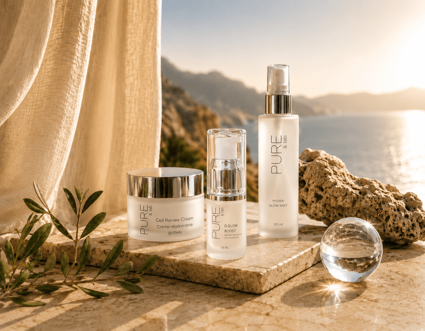Soins Pure & Lab posés sur un plateau de travertin face à la Méditerranée