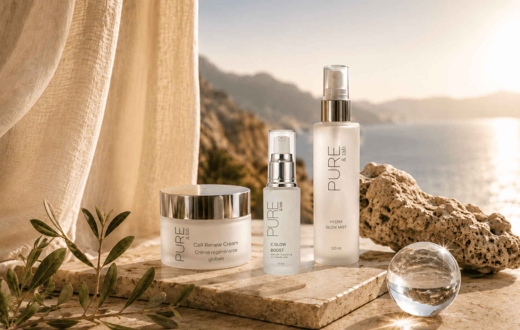 Soins Pure & Lab posés sur un plateau de travertin face à la Méditerranée